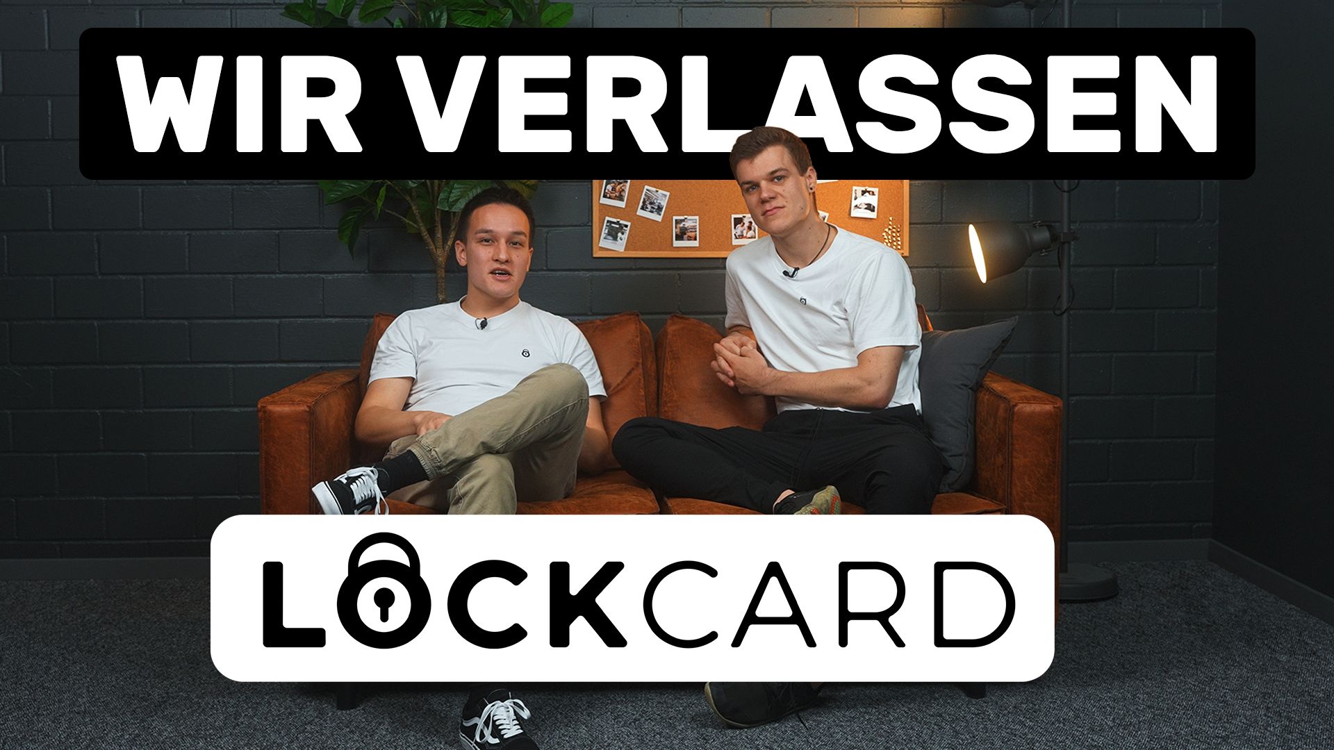 Aaron Rau und Jonas Weber sitzen mit Blick in die Kamera auf dem Sofa im Videostudio