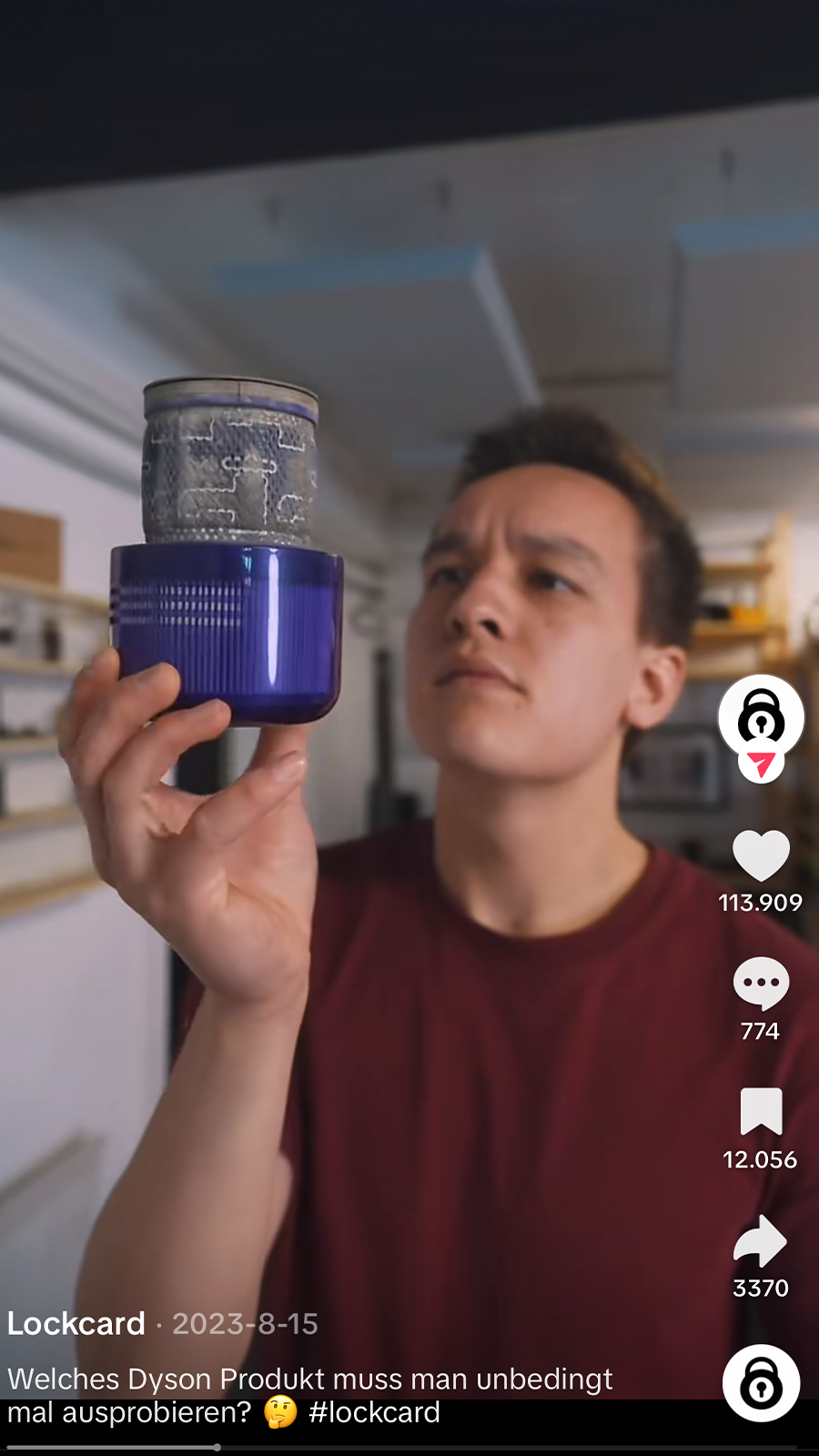 Aaron Rau betrachtet kritisch einen Dyson Filter