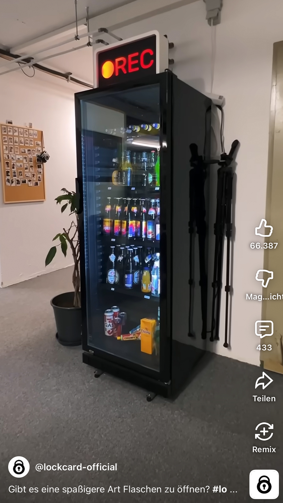 YouTube Short Screenshots eines Kühlschranks mit einem großem, roten REC Sign oben drauf